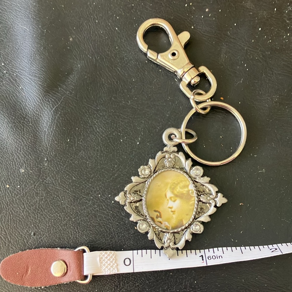 FINAL MARKDOWN Detailed key ring - Picture 2 of 3